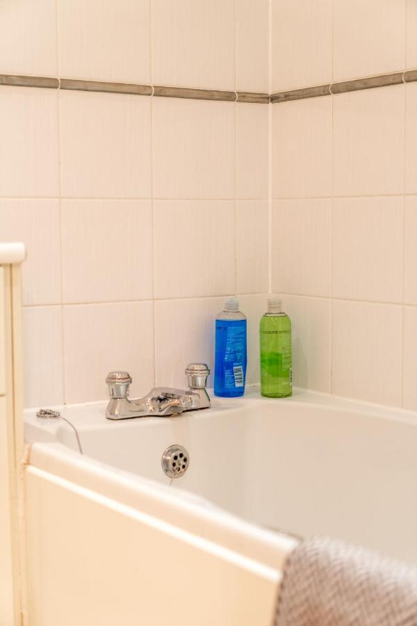 Central Watford Stylish 2 Bedroom Serviced Apartment With Free Parking Buitenkant foto