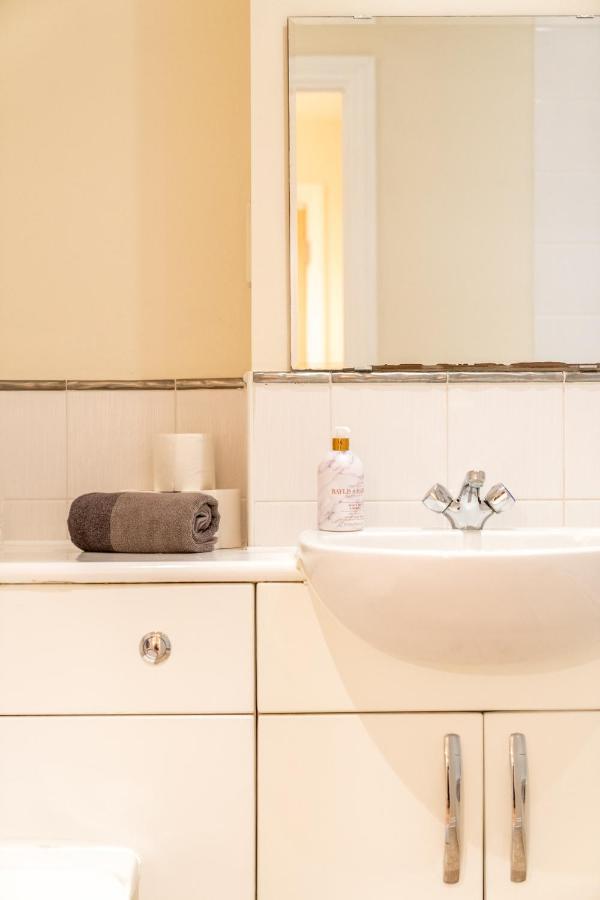 Central Watford Stylish 2 Bedroom Serviced Apartment With Free Parking Buitenkant foto