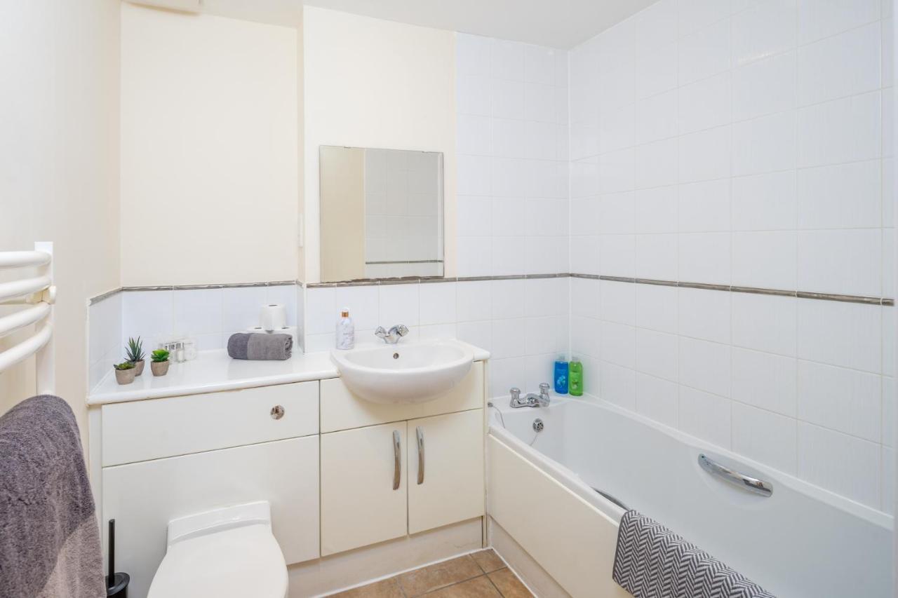 Central Watford Stylish 2 Bedroom Serviced Apartment With Free Parking Buitenkant foto