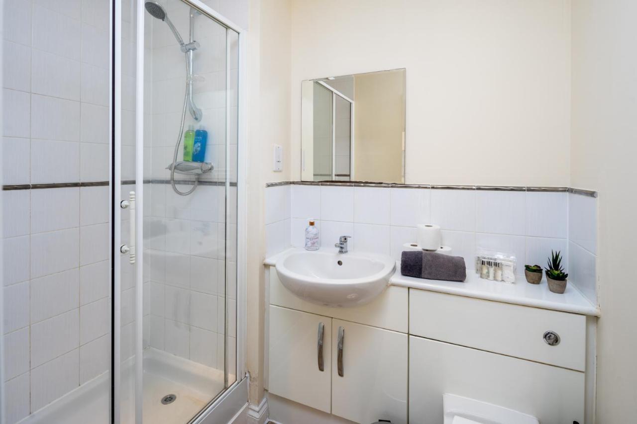 Central Watford Stylish 2 Bedroom Serviced Apartment With Free Parking Buitenkant foto